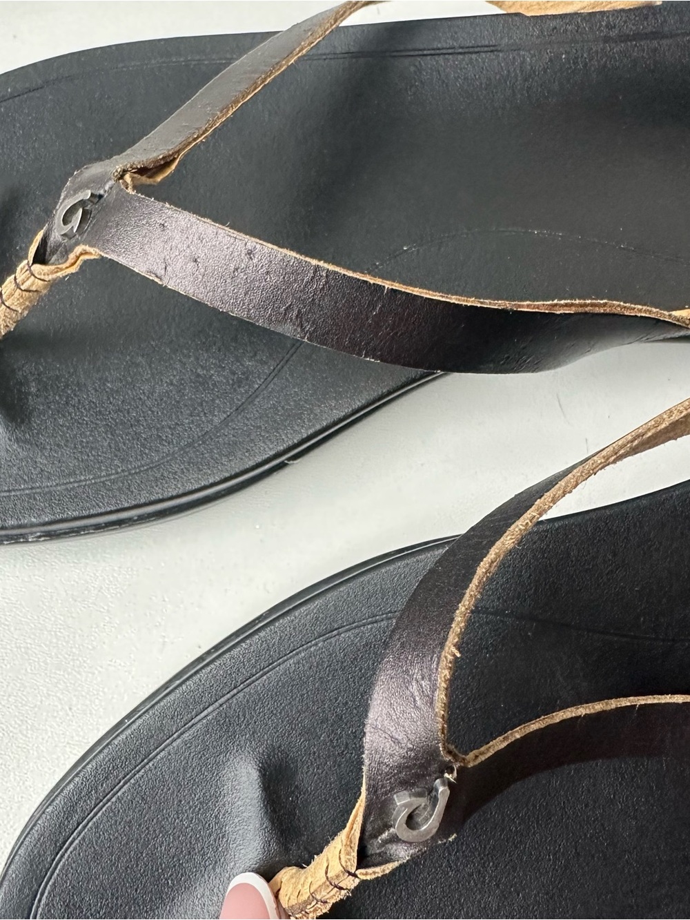 OluKai Women’s Size 10 Black Leather Flip Flop Sandals Comfort Casual Beach - Picture 6 of 8